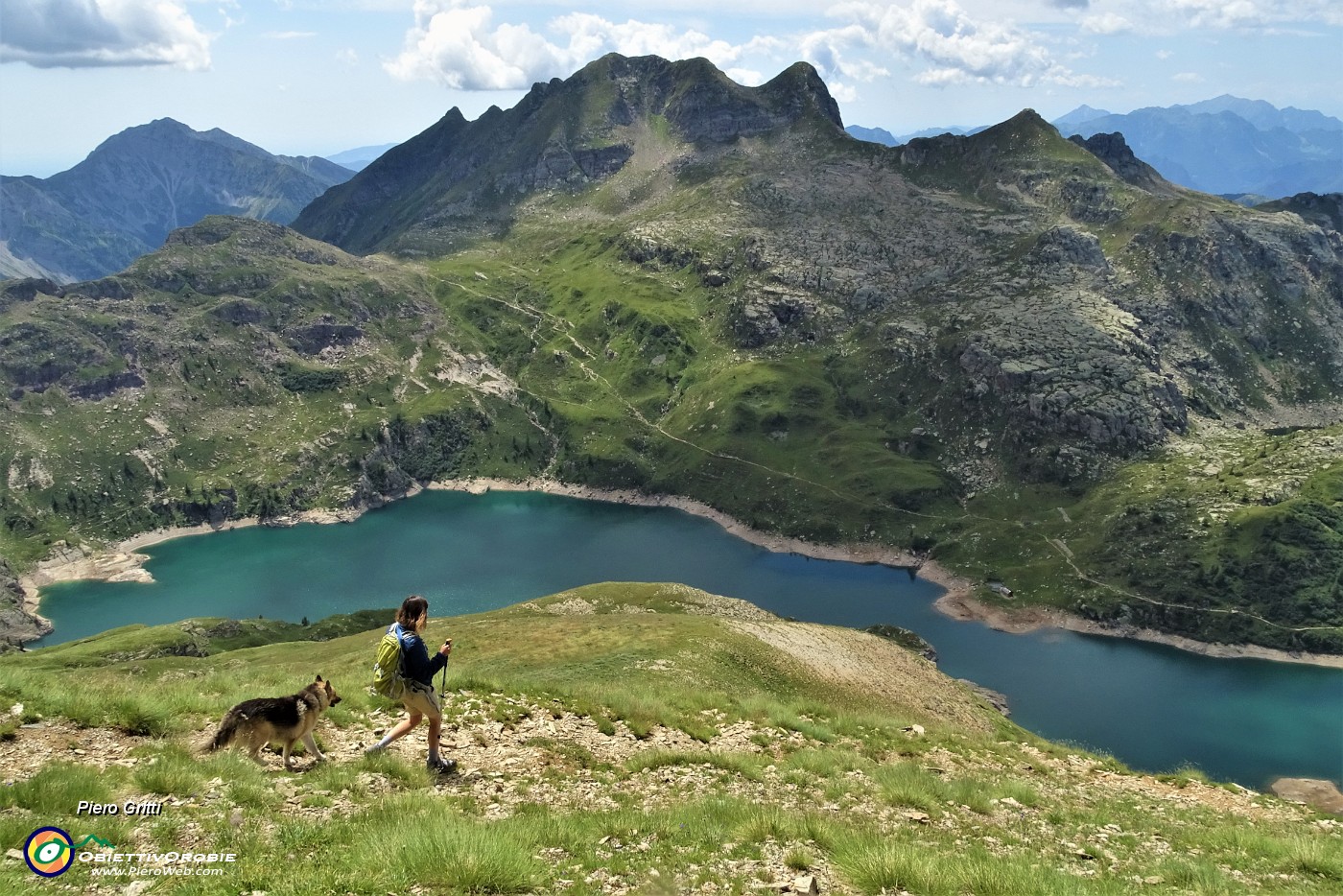 79 Ed ora in discesa su tracce e a vista verso i Laghi Gemelli.JPG